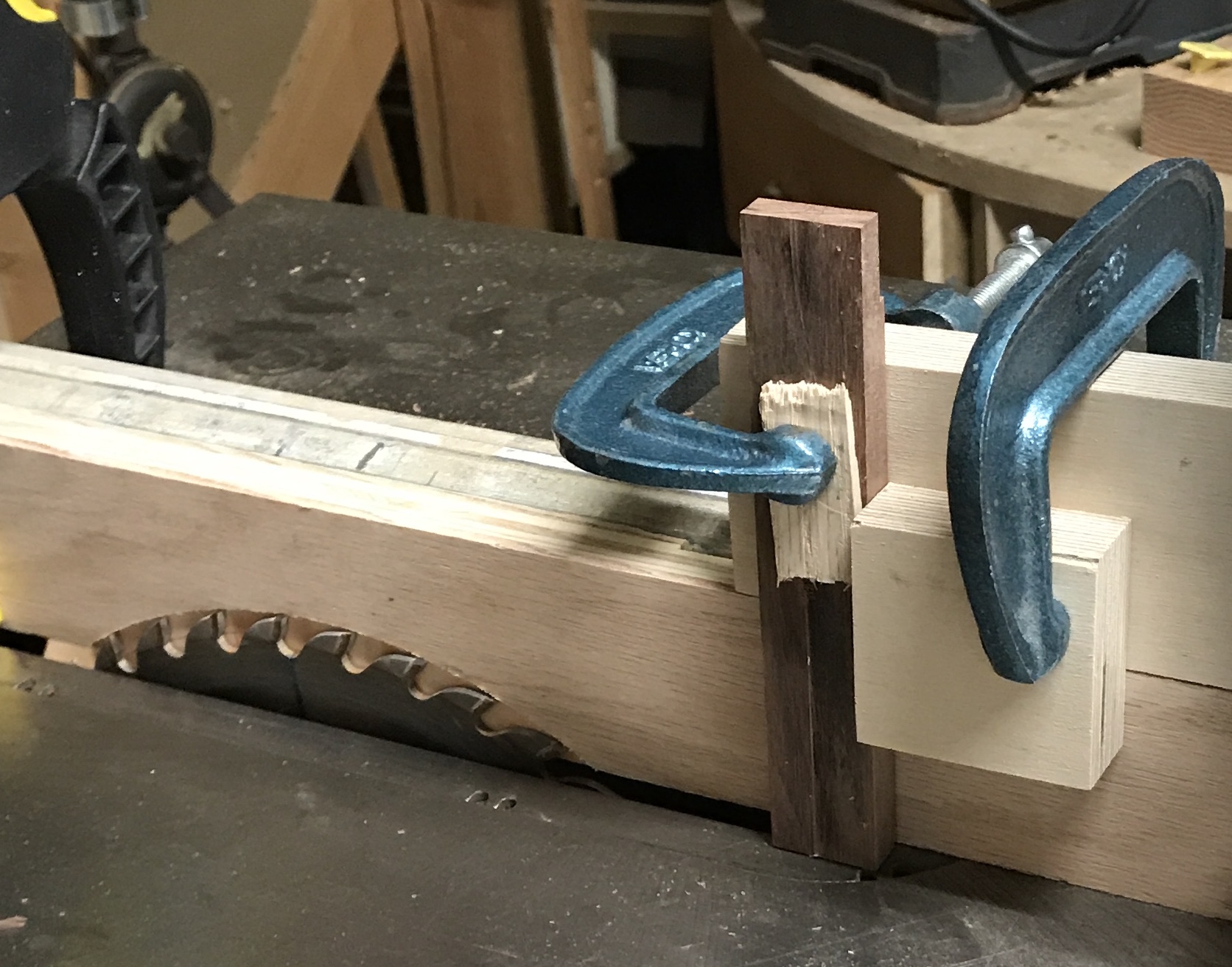 The jig for cutting rabbets in the handle